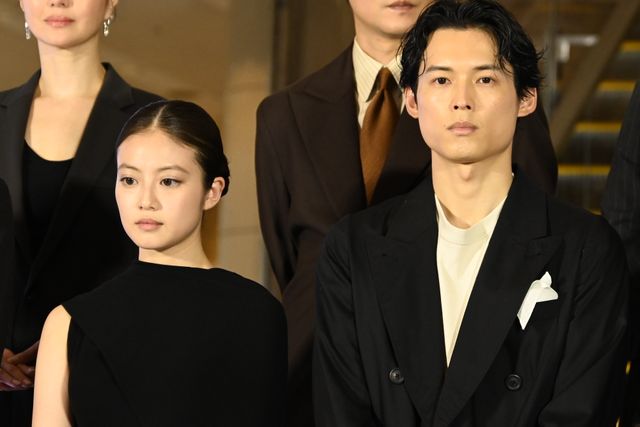松村北斗、今田美桜ら東野圭吾原作『白鳥とコウモリ』完成披露オープニングセレモニーの様子（2枚目）