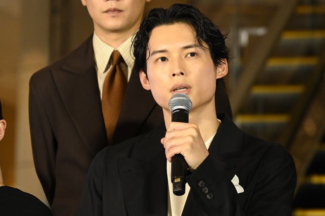 松村北斗、今田美桜ら東野圭吾原作『白鳥とコウモリ』完成披露オープニングセレモニーの様子（3枚目）