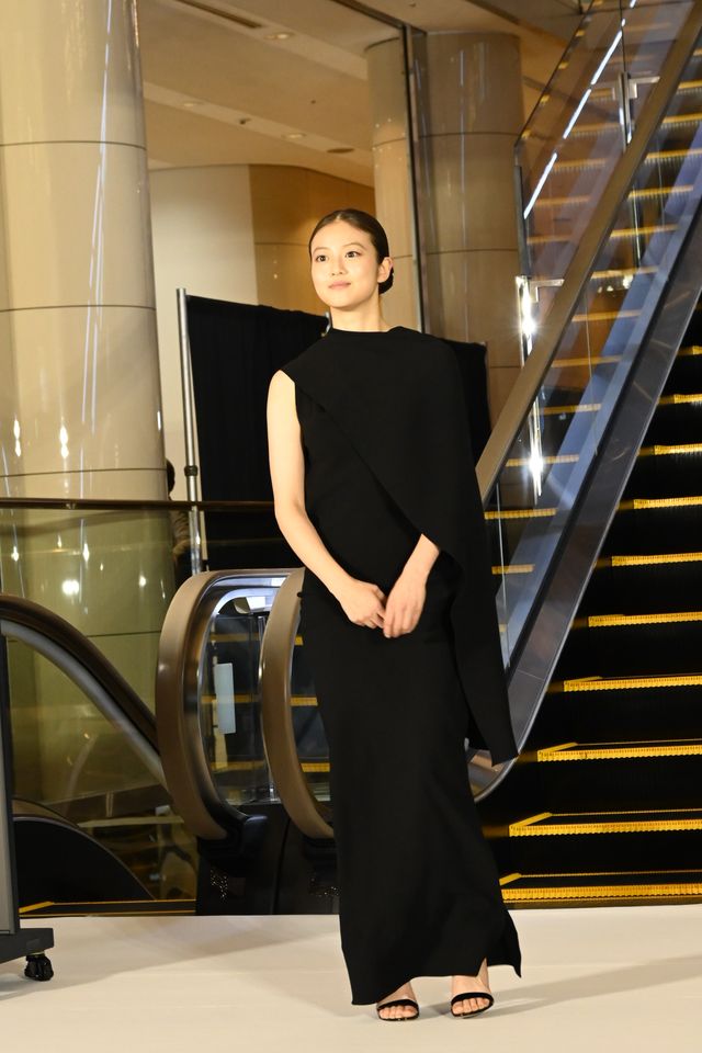 松村北斗、今田美桜ら東野圭吾原作『白鳥とコウモリ』完成披露オープニングセレモニーの様子（4枚目）