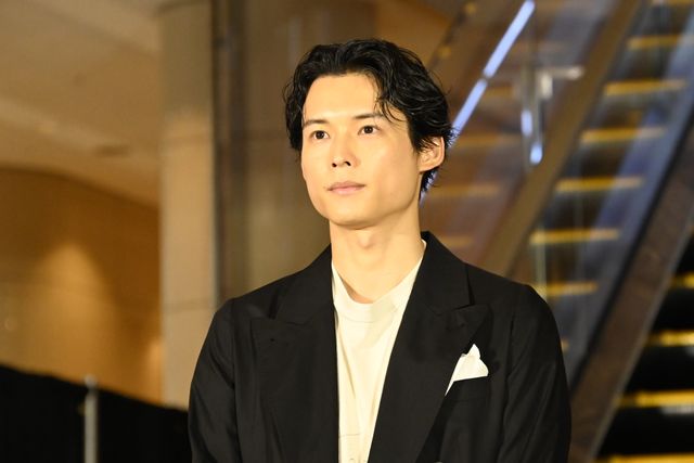 松村北斗、今田美桜ら東野圭吾原作『白鳥とコウモリ』完成披露オープニングセレモニーの様子（6枚目）