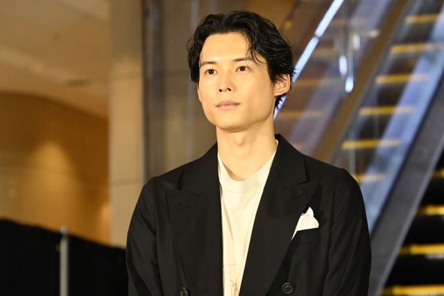 松村北斗、今田美桜ら東野圭吾原作『白鳥とコウモリ』完成披露オープニングセレモニーの様子（7枚目）