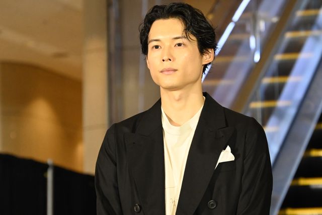 松村北斗、今田美桜ら東野圭吾原作『白鳥とコウモリ』完成披露オープニングセレモニーの様子（8枚目）