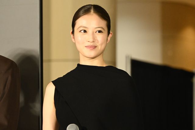 松村北斗、今田美桜ら東野圭吾原作『白鳥とコウモリ』完成披露オープニングセレモニーの様子（13枚目）