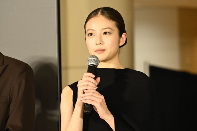 松村北斗、今田美桜ら東野圭吾原作『白鳥とコウモリ』完成披露オープニングセレモニーの様子（14枚目）
