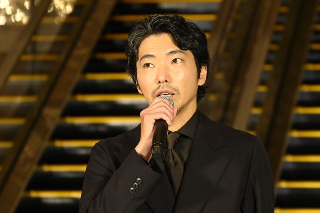 松村北斗、今田美桜ら東野圭吾原作『白鳥とコウモリ』完成披露オープニングセレモニーの様子（17枚目）