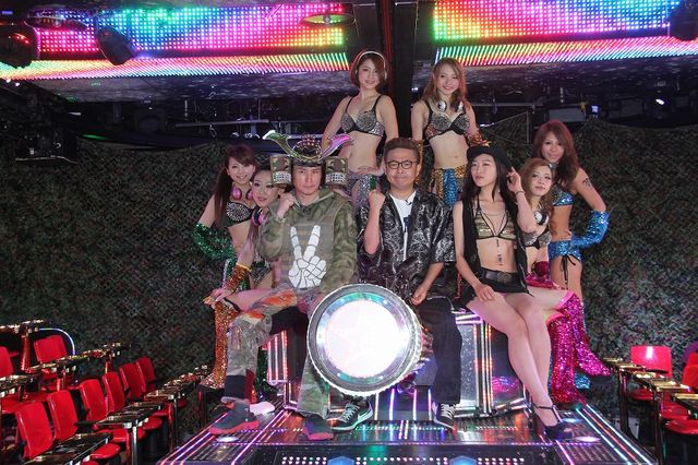 美女＆ロボットに囲まれる園子温監督と坂口拓フォトギャラリー：フォトギャラリー