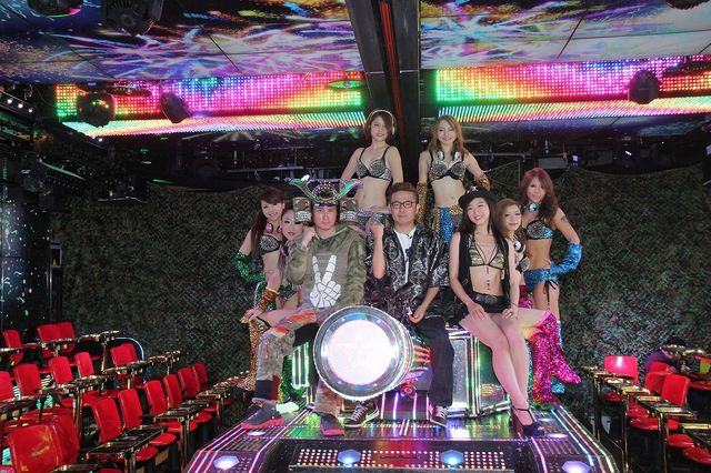 美女＆ロボットに囲まれる園子温監督と坂口拓フォトギャラリー（2枚目）