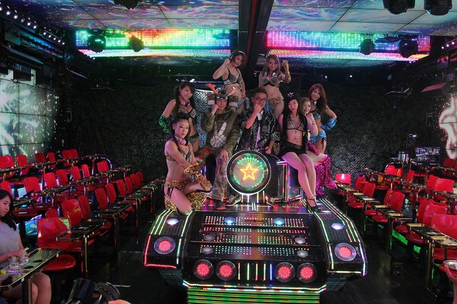 美女＆ロボットに囲まれる園子温監督と坂口拓フォトギャラリー（4枚目）