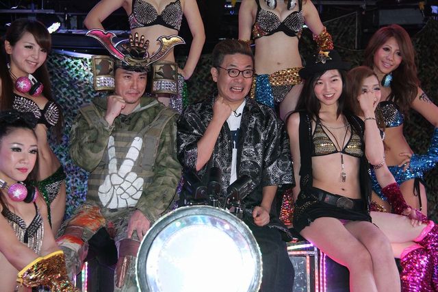 美女＆ロボットに囲まれる園子温監督と坂口拓フォトギャラリー（6枚目）