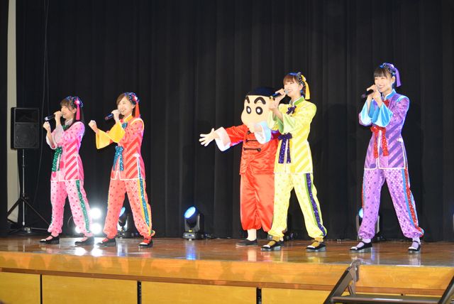 ももクロがサプライズ登場！歌って踊って女子高生から大歓声：フォトギャラリー