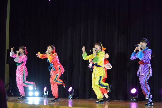 ももクロがサプライズ登場！歌って踊って女子高生から大歓声（2枚目）