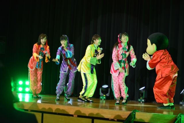 ももクロがサプライズ登場！歌って踊って女子高生から大歓声（3枚目）