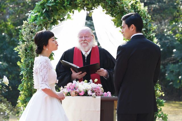 長澤まさみ、純白のドレス姿で東出昌大にチュー!?「コンフィデンスマンJP」：フォトギャラリー