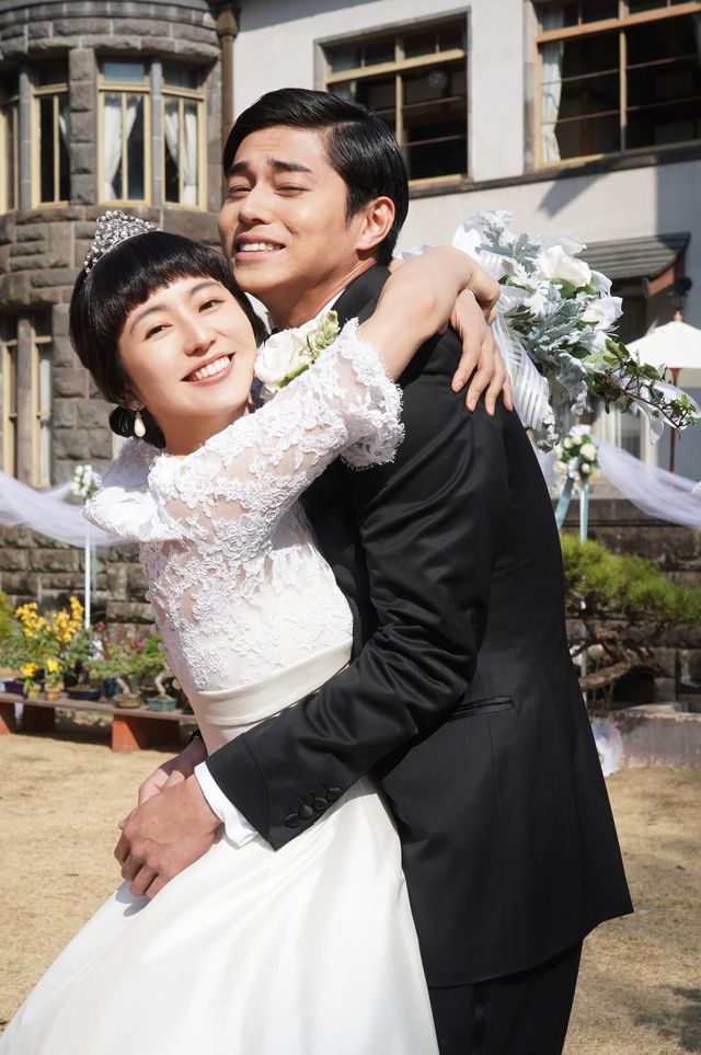 長澤まさみ、純白のドレス姿で東出昌大にチュー!?「コンフィデンスマンJP」（2枚目）