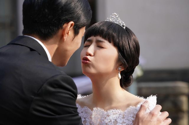 長澤まさみ、純白のドレス姿で東出昌大にチュー!?「コンフィデンスマンJP」（3枚目）