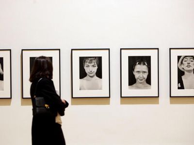 写真家シンディ・シャーマンの作品 - こういう作品が受賞者に贈られるのでしょうか？