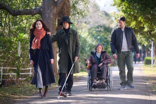 山下智久が後ろから…映画『SEE HEAR LOVE ～見えなくても聞こえなくても愛してる～』場面カット（4枚目）