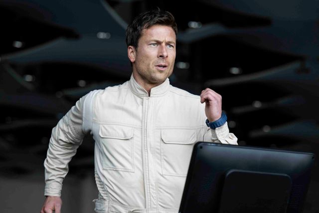 グレン・パウエルに迫る謎の殺人ハンター！映画『ランニング・マン』新場面写真（2枚目）