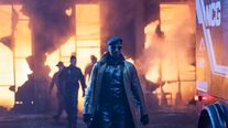 グレン・パウエルに迫る謎の殺人ハンター！映画『ランニング・マン』新場面写真