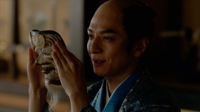 第37回より能面を手にする一橋治済(生田斗真)