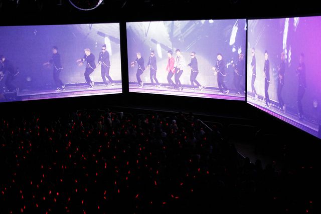 ステージ上に設置された3面の巨大スクリーンには韓国から生中継のライブ映像が映しだされた