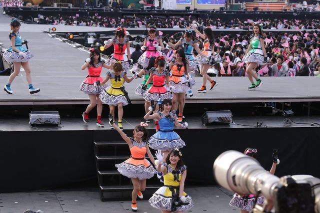 「AKB48単独＆グループ 春コン in 国立競技場 ～思い出は全部ここに捨てていけ!～」初日フォトギャラリー（4枚目）