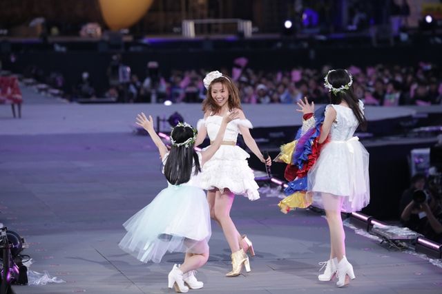 「AKB48単独＆グループ 春コン in 国立競技場 ～思い出は全部ここに捨てていけ!～」初日フォトギャラリー（8枚目）