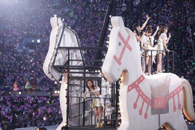 「AKB48単独＆グループ 春コン in 国立競技場 ～思い出は全部ここに捨てていけ!～」初日フォトギャラリー（9枚目）