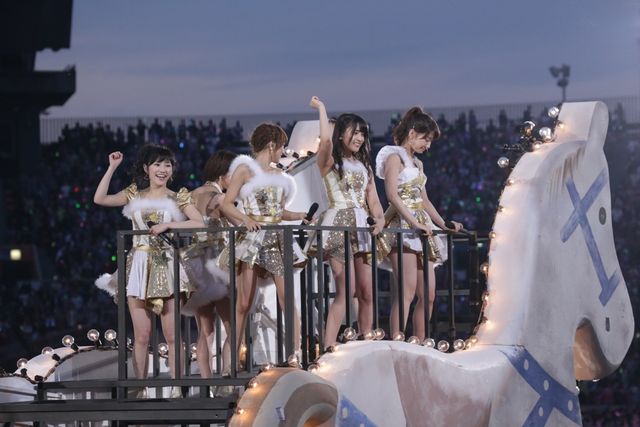 「AKB48単独＆グループ 春コン in 国立競技場 ～思い出は全部ここに捨てていけ!～」初日フォトギャラリー（12枚目）