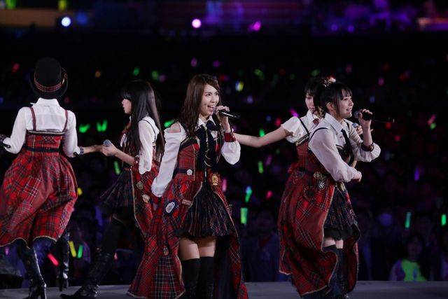 「AKB48単独＆グループ 春コン in 国立競技場 ～思い出は全部ここに捨てていけ!～」初日フォトギャラリー（14枚目）