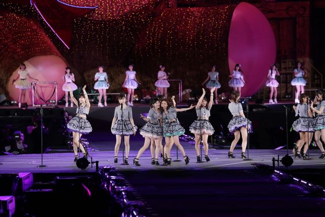 「AKB48単独＆グループ 春コン in 国立競技場 ～思い出は全部ここに捨てていけ!～」初日フォトギャラリー（28枚目）