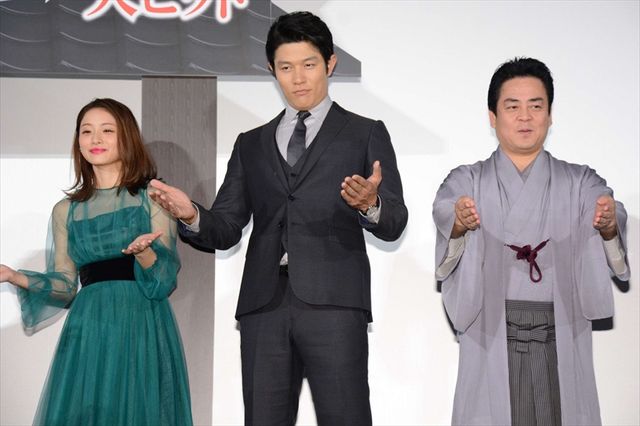 石原さとみ、シースルーのドレスが美しい！嵐・大野智主演映画『忍びの国』初日舞台あいさつ（2枚目）