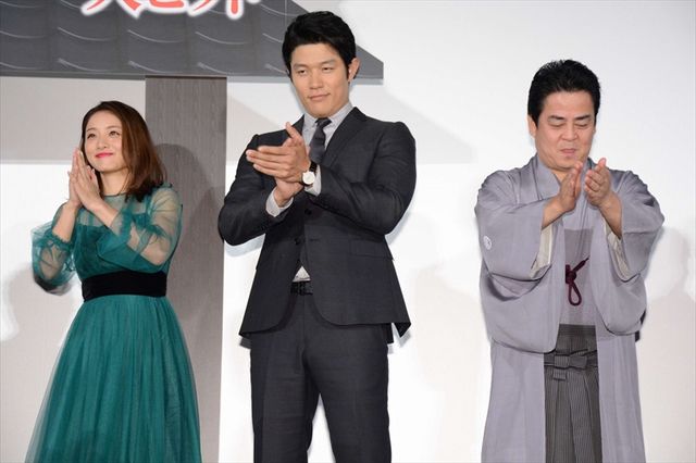 石原さとみ、シースルーのドレスが美しい！嵐・大野智主演映画『忍びの国』初日舞台あいさつ（3枚目）