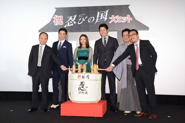 石原さとみ、シースルーのドレスが美しい！嵐・大野智主演映画『忍びの国』初日舞台あいさつ（4枚目）