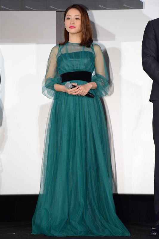 石原さとみ、シースルーのドレスが美しい！嵐・大野智主演映画『忍びの国』初日舞台あいさつ（11枚目）