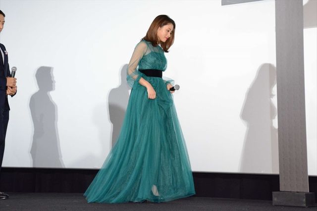 石原さとみ、シースルーのドレスが美しい！嵐・大野智主演映画『忍びの国』初日舞台あいさつ（18枚目）