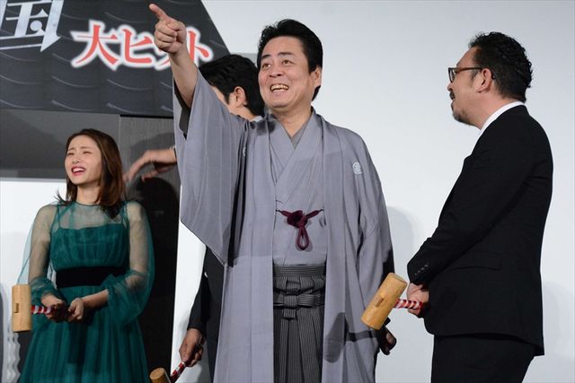 石原さとみ、シースルーのドレスが美しい！嵐・大野智主演映画『忍びの国』初日舞台あいさつ（19枚目）