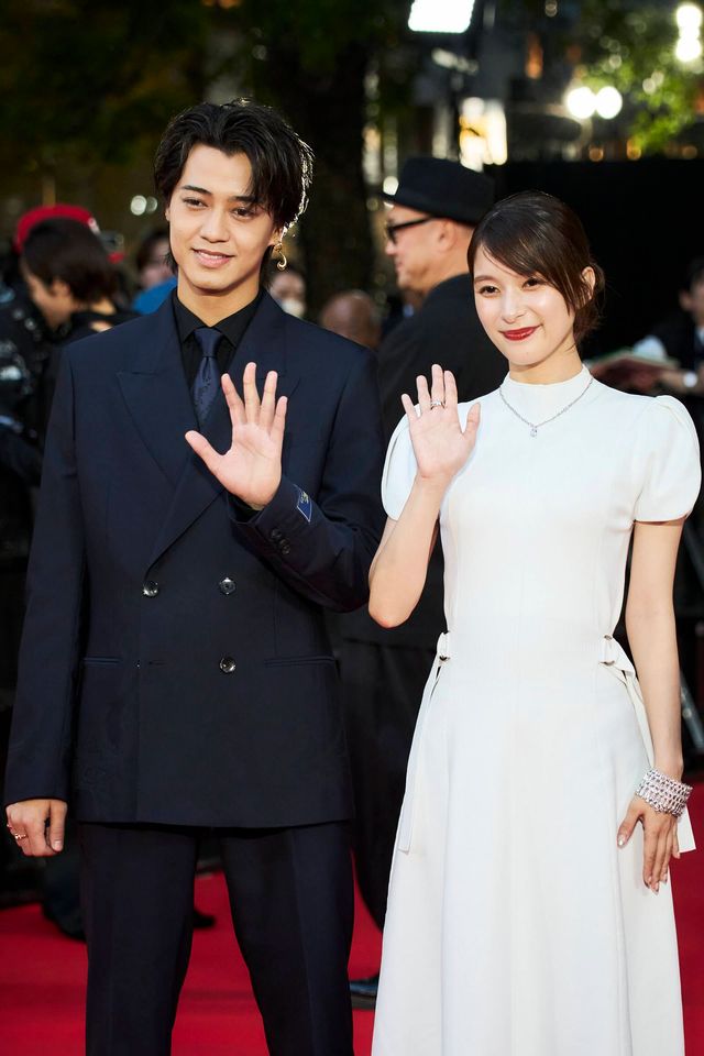 高橋海人はシックなスーツ、芳根京子は白ドレスでレッドカーペット登場：フォトギャラリー