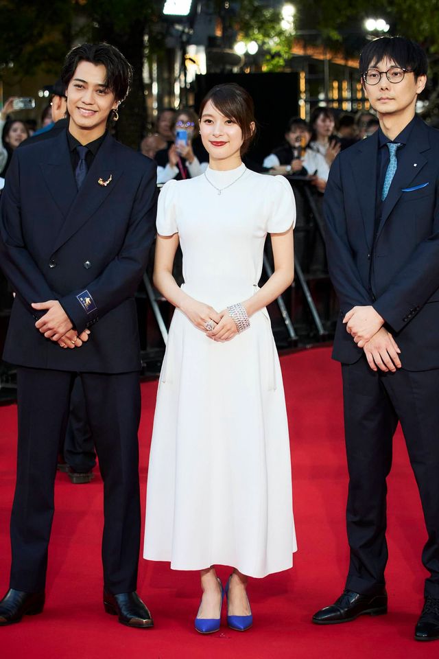 高橋海人はシックなスーツ、芳根京子は白ドレスでレッドカーペット登場（2枚目）