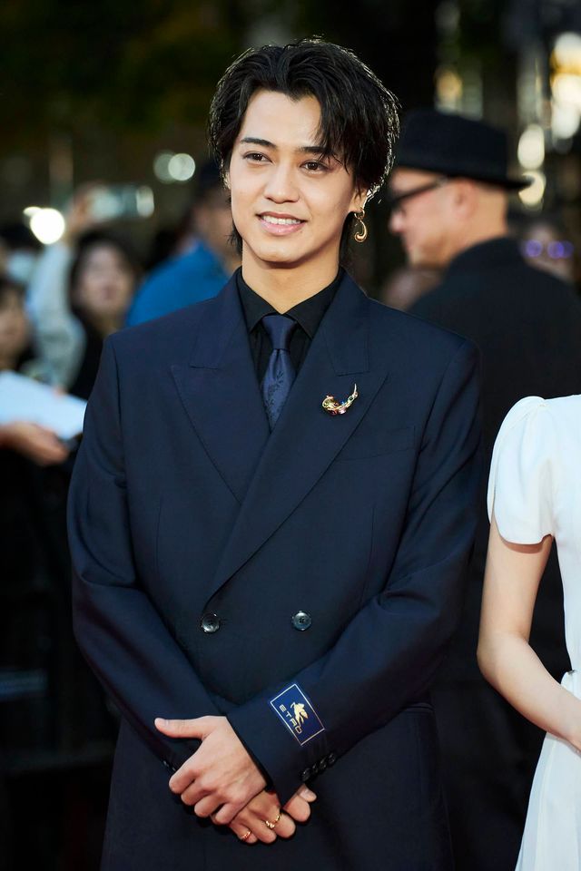 高橋海人はシックなスーツ、芳根京子は白ドレスでレッドカーペット登場（4枚目）