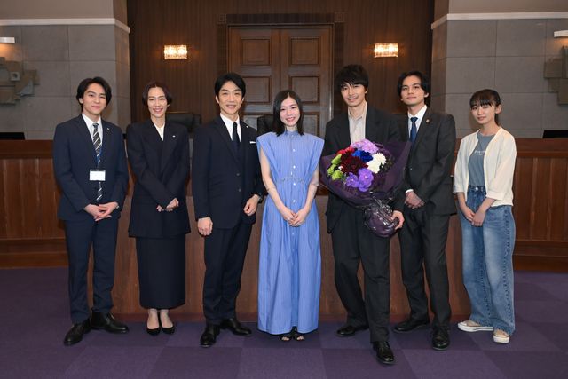 「アンチヒーロー」miletが撮影現場を訪問！長谷川博己、北村匠海らとの集合ショット：フォトギャラリー