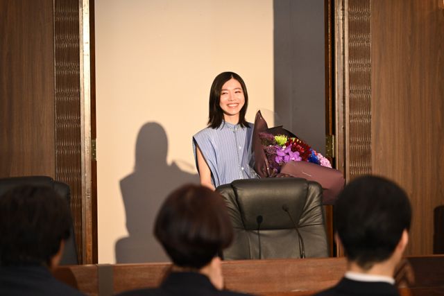 「アンチヒーロー」miletが撮影現場を訪問！長谷川博己、北村匠海らとの集合ショット（2枚目）