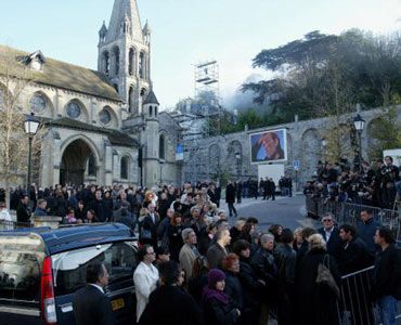 ギョーム・ドパルデューの葬儀が行われた教会に集まった人々