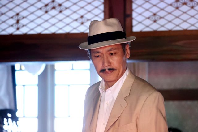 朝ドラ怪演話題の片岡凜が人形のような少女に…「嘘解きレトリック」人形殺人事件編・場面写真（4枚目）