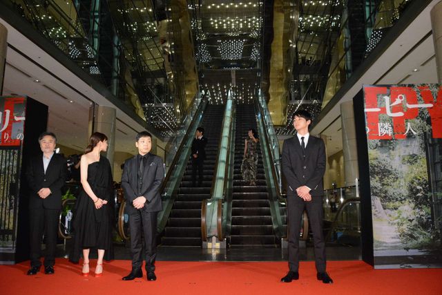 東出昌大、竹内結子の手を取りエスコート！西島秀俊、香川照之、川口春奈もドレスアップ！映画『クリーピー　偽りの隣人』レッドカーペット＆ジャパンプレミアフォトギャラリー（6枚目）