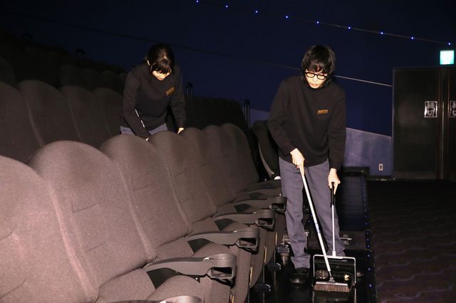 菅田将暉＆土屋太鳳がお客さんを出迎え！『となりの怪物くん』初日舞台あいさつ（2枚目）