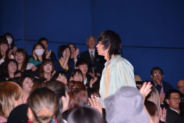 菅田将暉＆土屋太鳳がお客さんを出迎え！『となりの怪物くん』初日舞台あいさつ（5枚目）