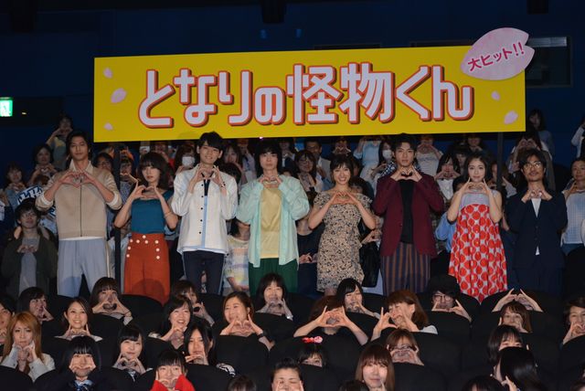 菅田将暉＆土屋太鳳がお客さんを出迎え！『となりの怪物くん』初日舞台あいさつ（22枚目）