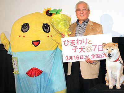 「非公式」ゆるキャラ・ふなっしーと野村克也氏、イチ（左から）