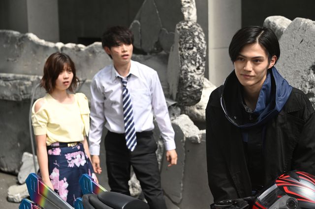 謎の怪物ジャマトに襲われる景和＆祢音…「仮面ライダーギーツ」第1話（2枚目）